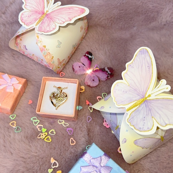 Mother’s Day Gift Necklace- Heart Shaped Flower Mom Pendant & Butterfly Gift Box - Picture 12 of 12
